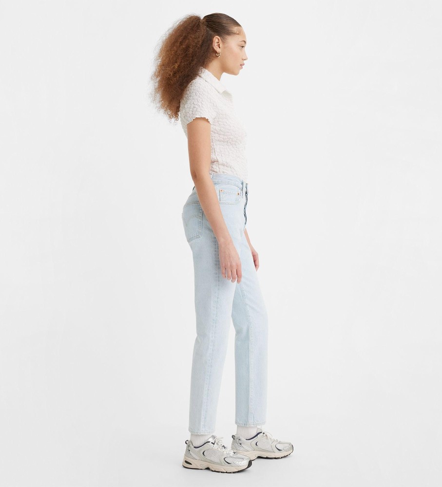 Calça jeans Levi's 501 feminina, cor índigo claro.