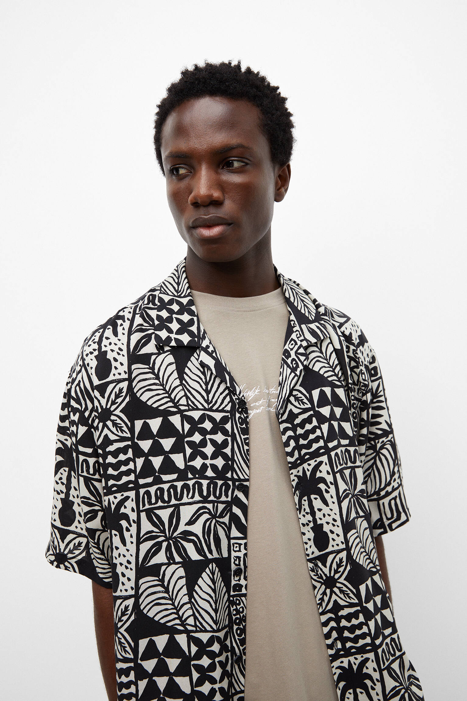CAMISA COM ESTAMPA FLORAL EM PRETO E BRANCO - PRETA