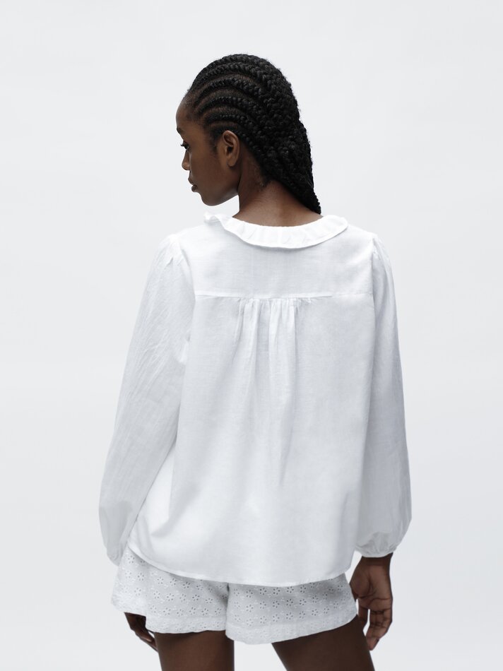 Camisa com bordado suíço e detalhe de babado - Branca