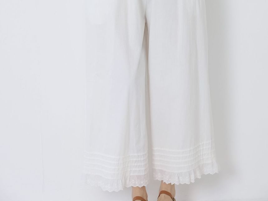 College Affair - Elastische taille, effen oogjes, kanten rand, geplooide cropped broek met wijde pijpen