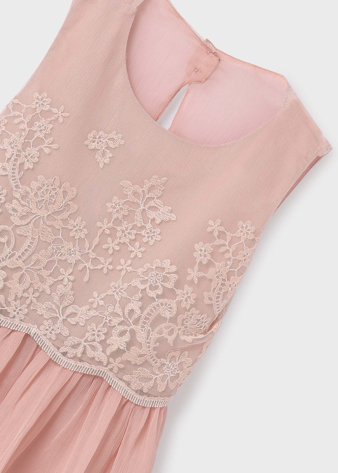 Vestido bordado, combinado com uma cor crua, para menina.