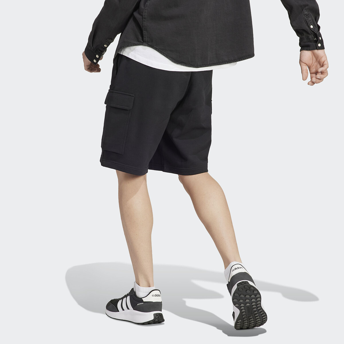 ADIDAS ROUPAS ESPORTIVAS<br>Shorts cargo em moleton Essentials