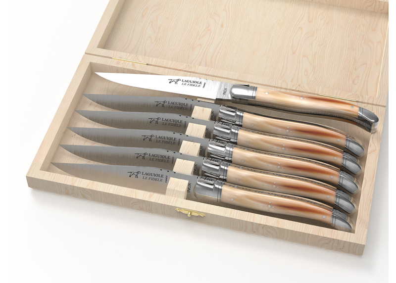 Service de 6 couteaux Laguiole avec un manche en pointe de corne blonde et mitres en acier inoxydable