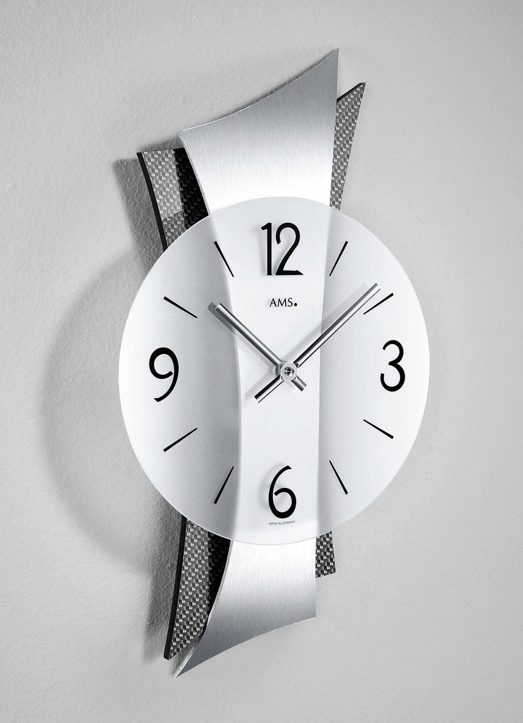 Hochwertige Wanduhr aus Messing mit geschwungener Rückwand