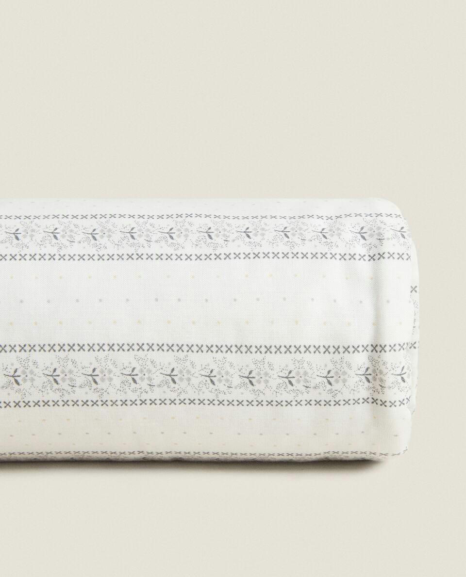 TOALHA COM BORDA FLORAL