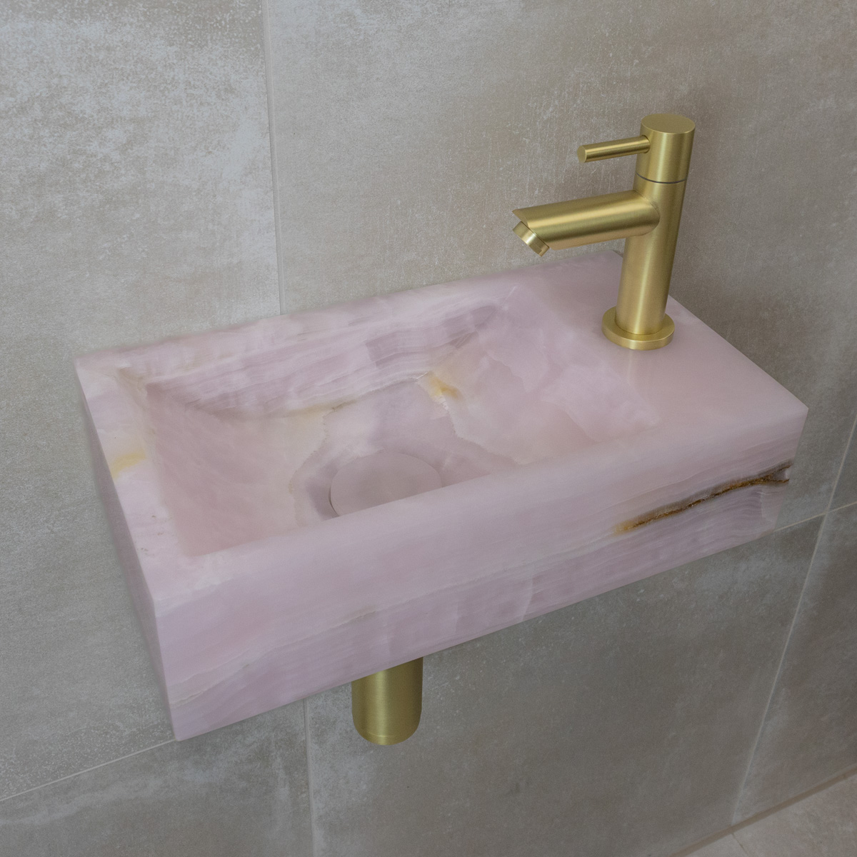 Saniclear Pink Onyx fonteinset met rechte kraan in geborsteld messing