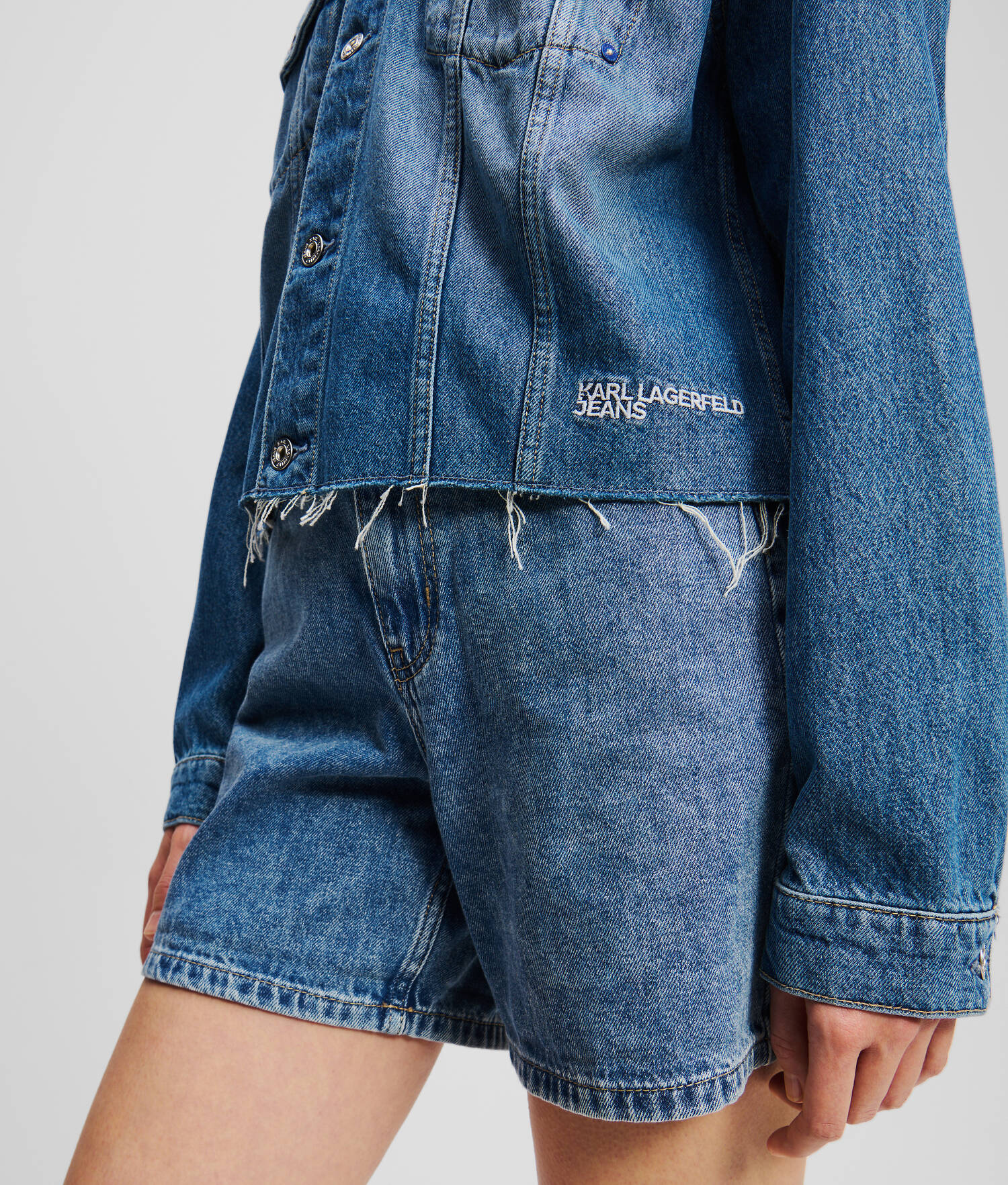 VESTE EN DENIM À FRANGES DÉCONTRACTÉE - Bleu moyen lavé à la pierre