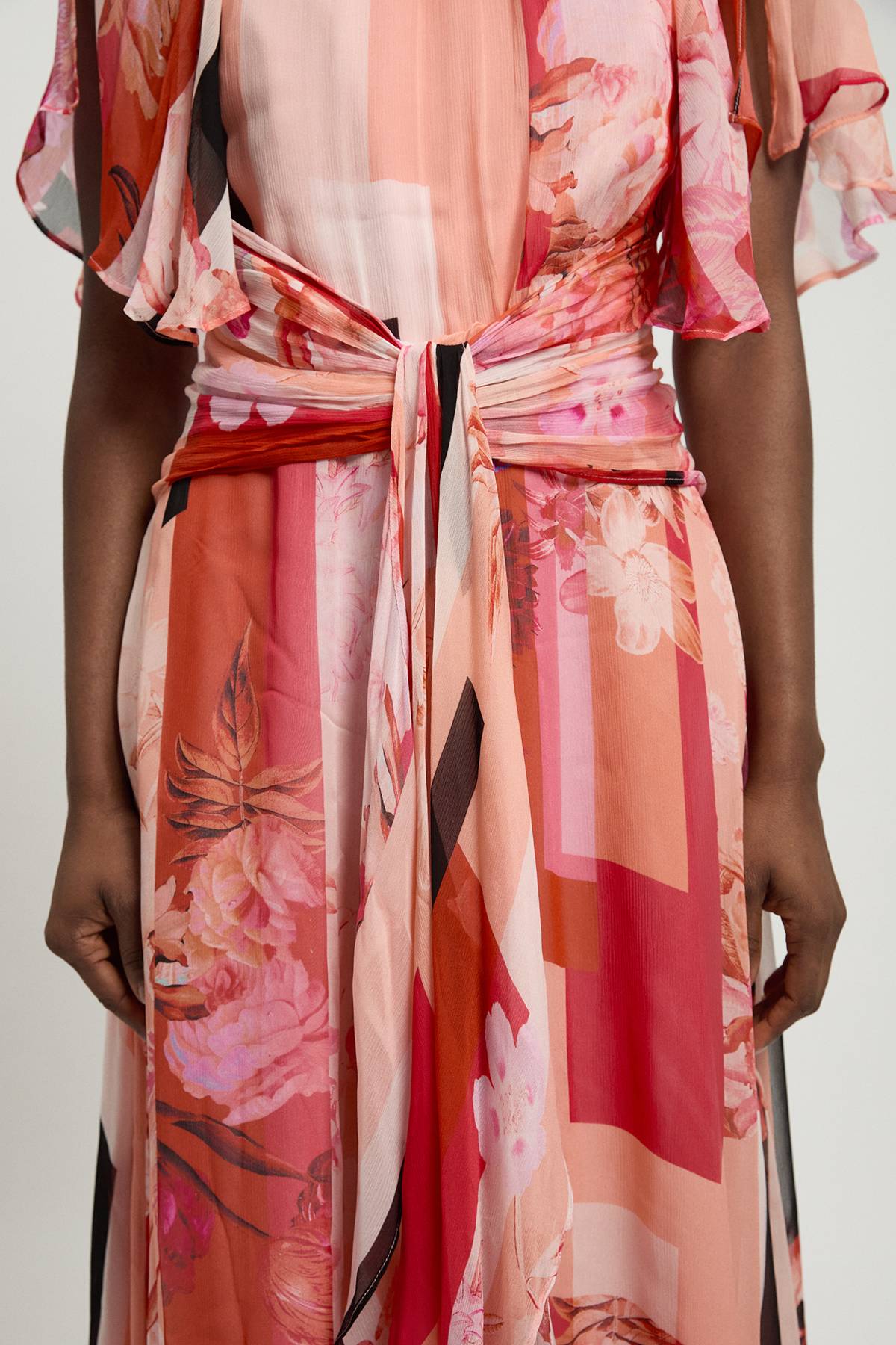 KarenMillen Robe Longue En Georgette À Imprimé Floral Avec Manches Cape À Volants