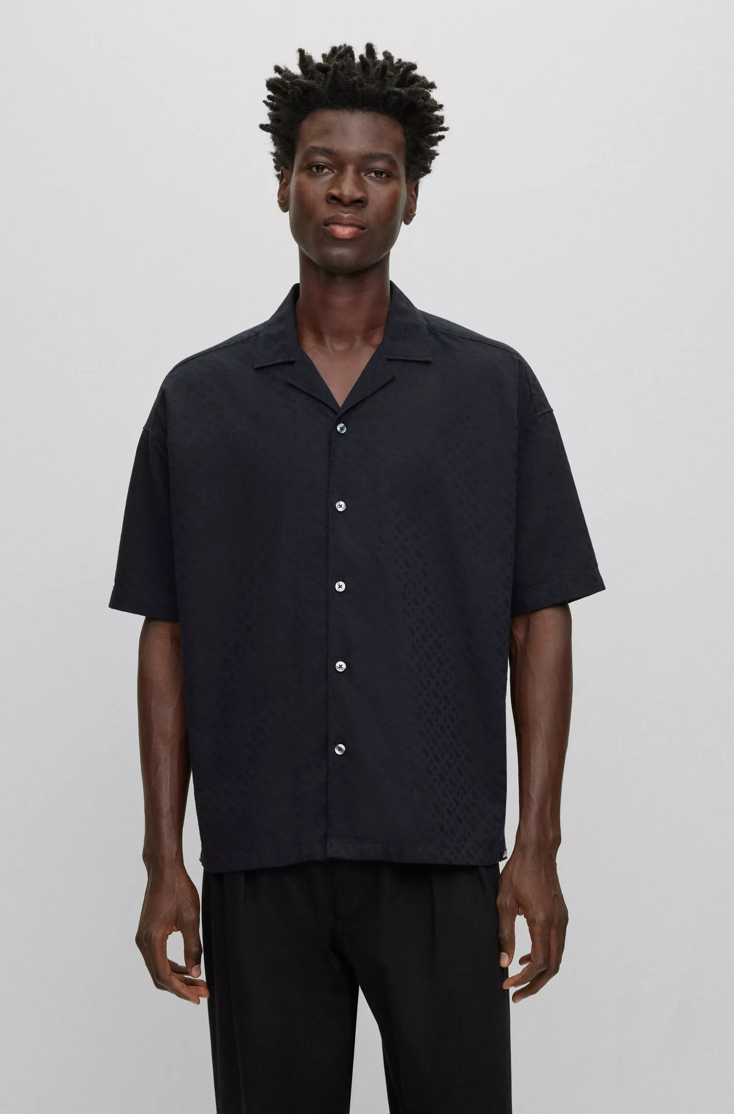 Camisa BOSS preta de corte relaxado em sarja de algodão com monograma.