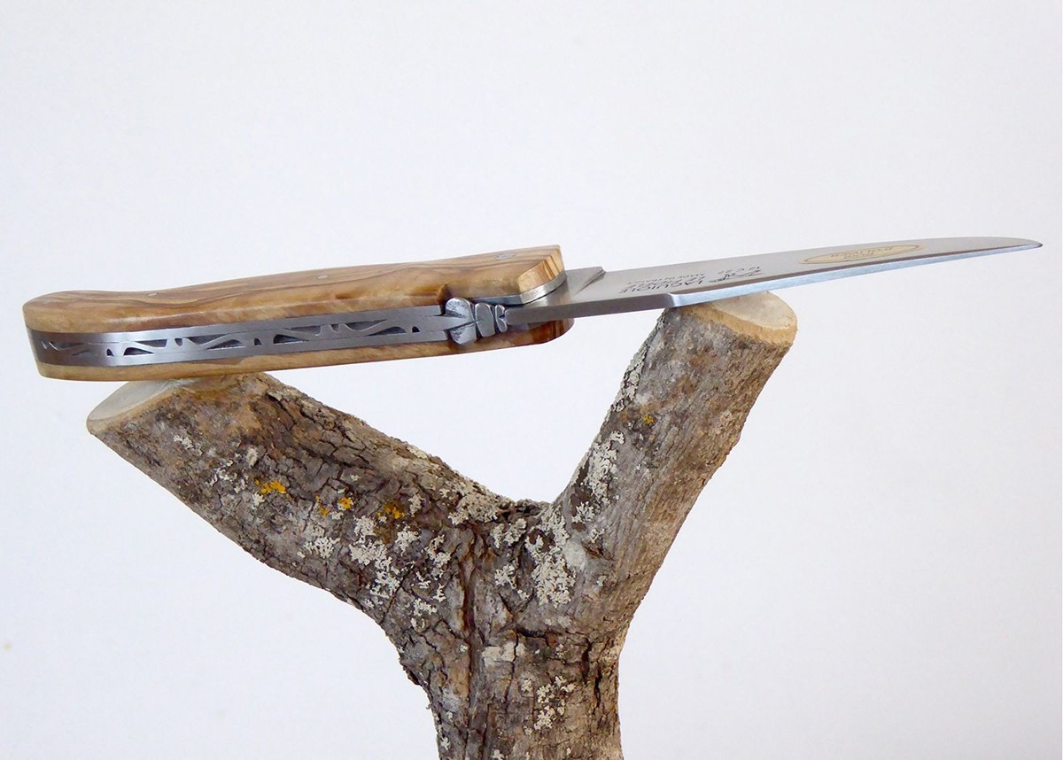 Couteau Laguiole de chasse avec un manche en Olivier