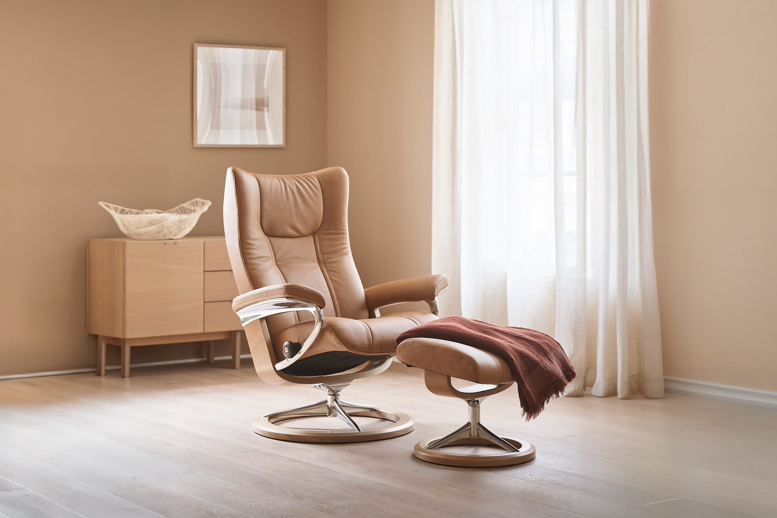 Wing (M) Signature lenestol med krakk Hud Paloma Spesial Taupe og Signature understell i eikbeiset og alu