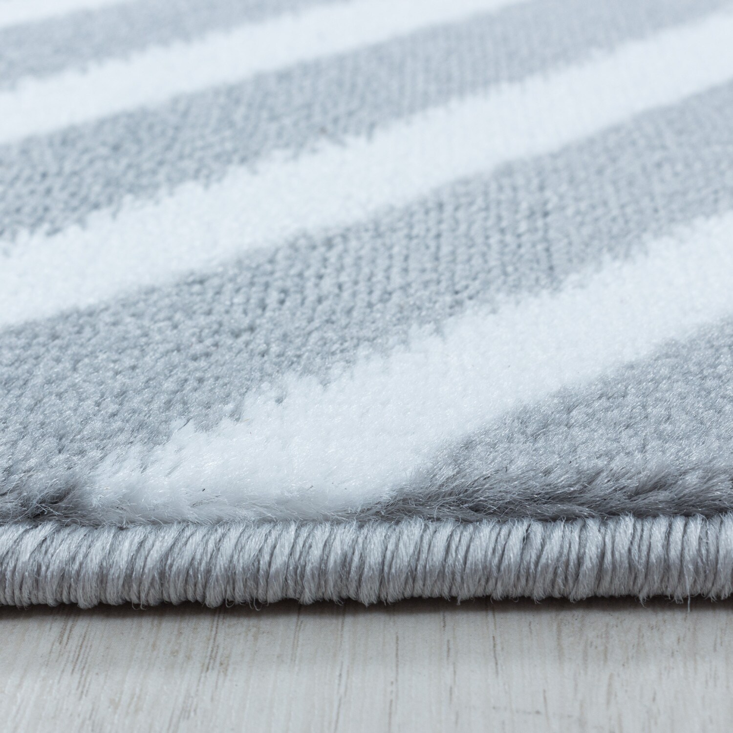 Moderner Kurzflor-Teppich im Rauten-Design Pflegeleicht ideal für das Wohnzimmer