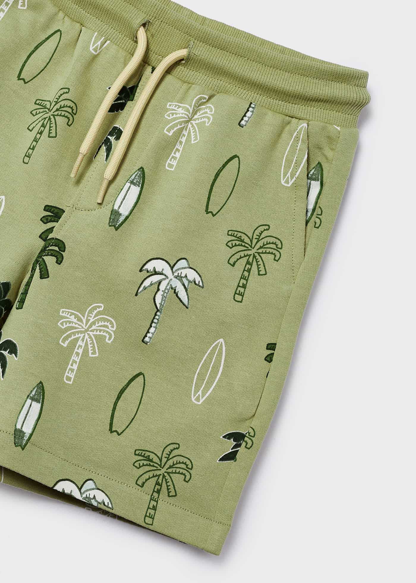 Conjunto de duas peças para meninos, confeccionado em algodão sustentável.
