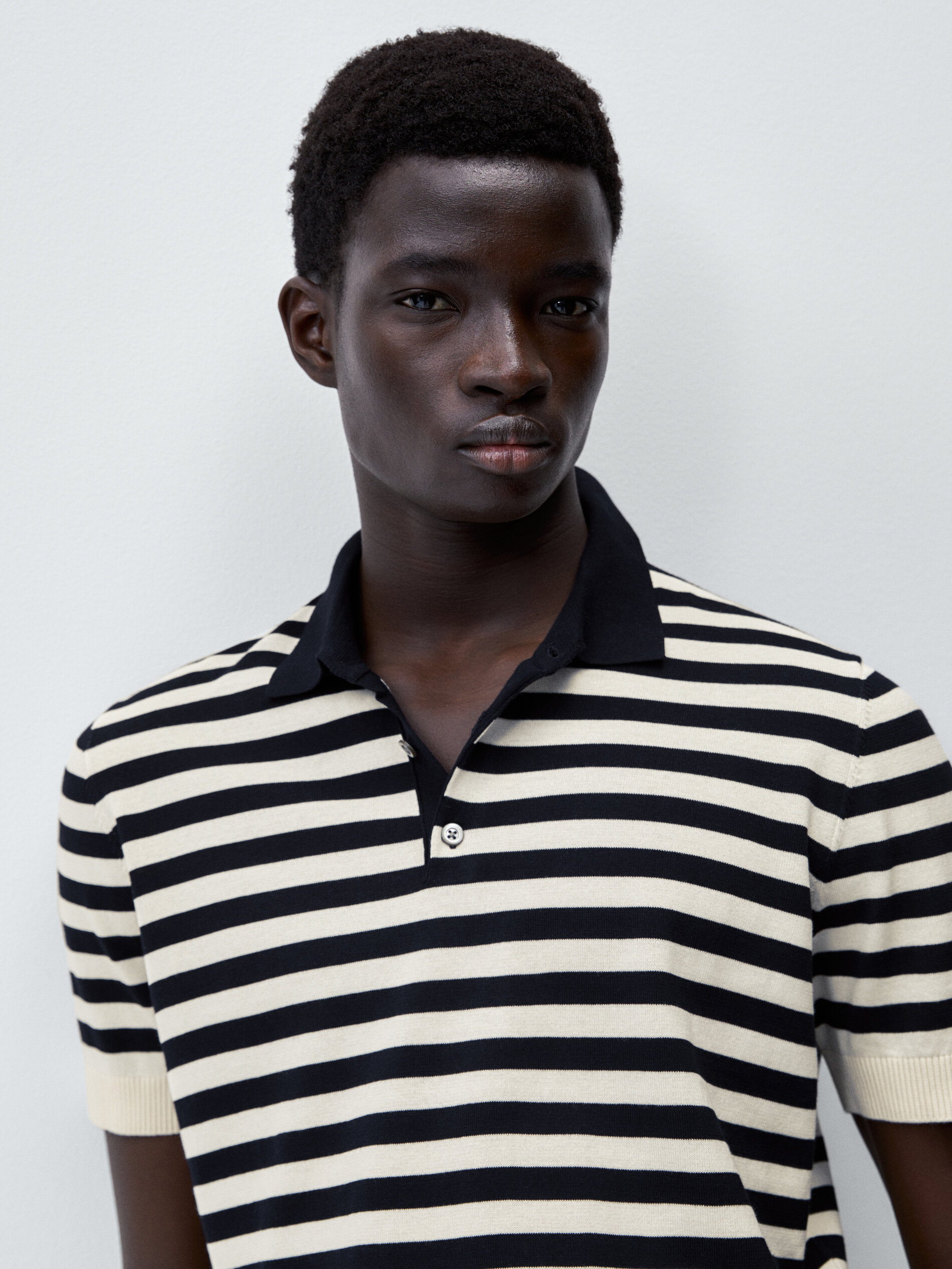 Camisa polo listrada com gola contrastante e mangas curtas - AZUL MARINHO