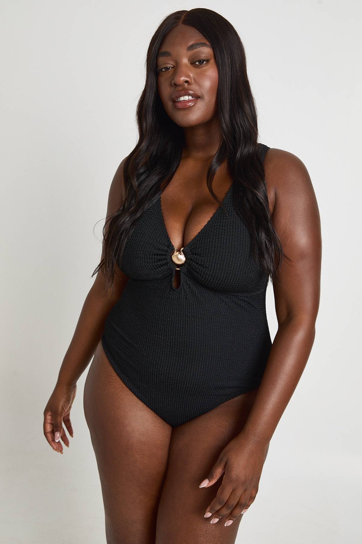 boohoo Maillot De Bain Grande Taille À Décolleté Plongeant Avec Détail Coquillage Et Tissu Froissé