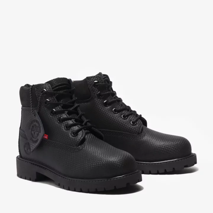 Bota Timberland Premium Helcor de 6 polegadas para jovens na cor preta.