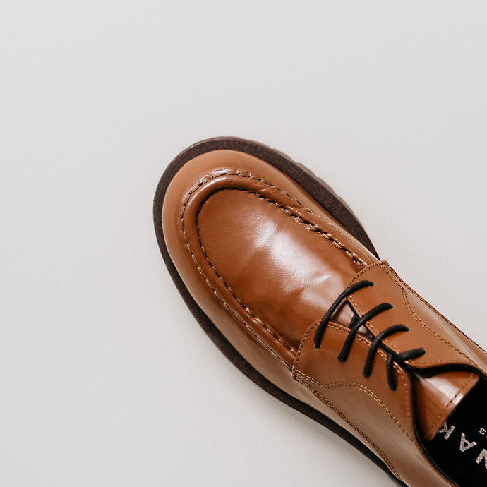 Derbies à lacets et semelles crantées  en cuir glacé cognac