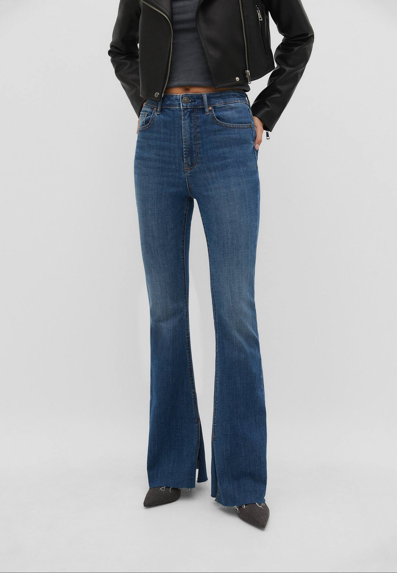 calça jeans flare com fenda