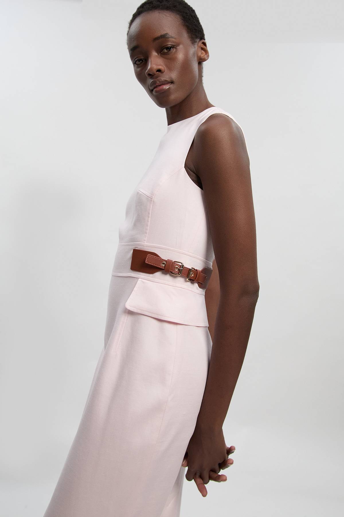 KarenMillen Robe Midi Crayon Ajustée en Lin avec Détail Patte à la Taille