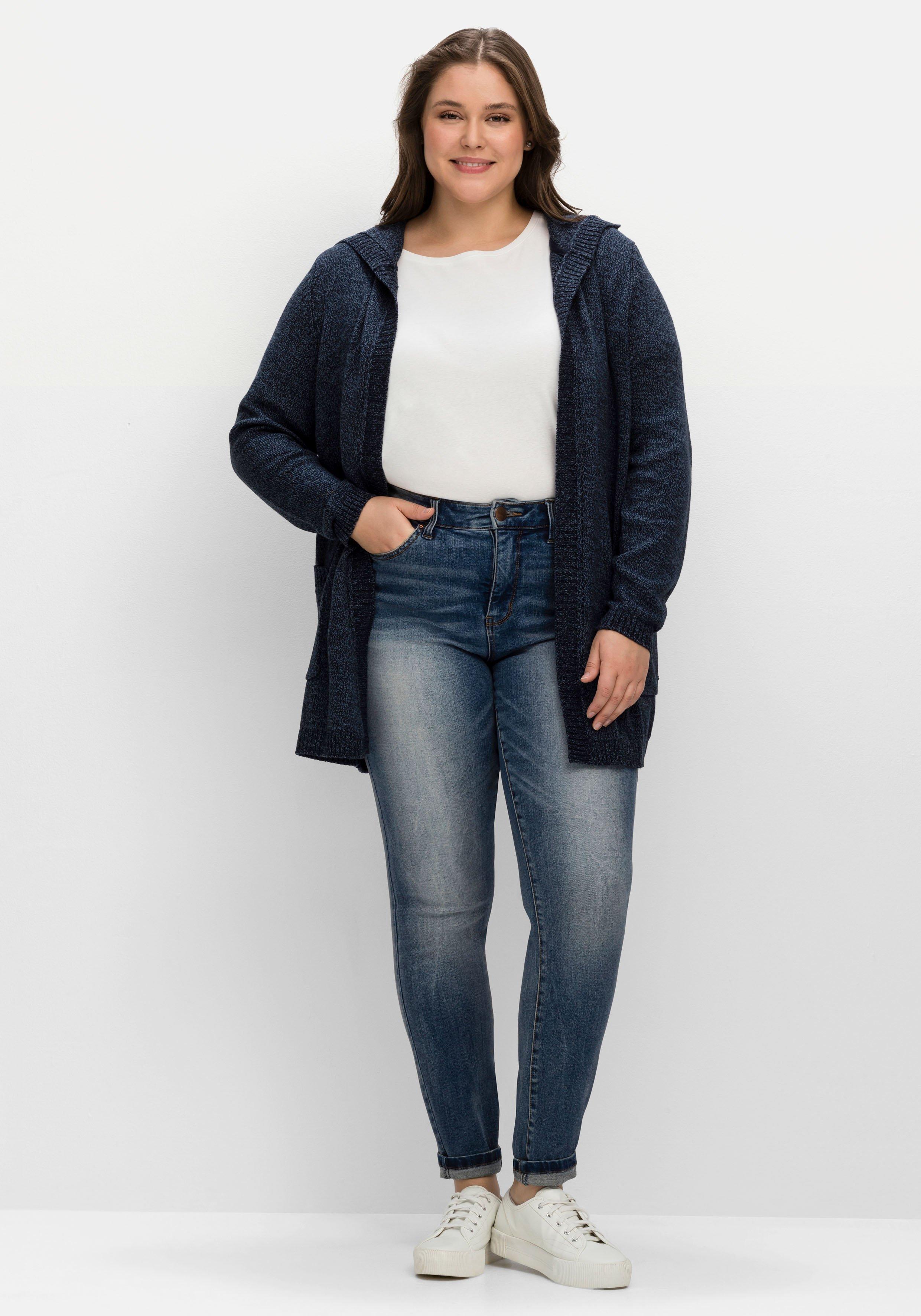 Kapuzenstrickjacke mit dezentem Ajourstrickmuster