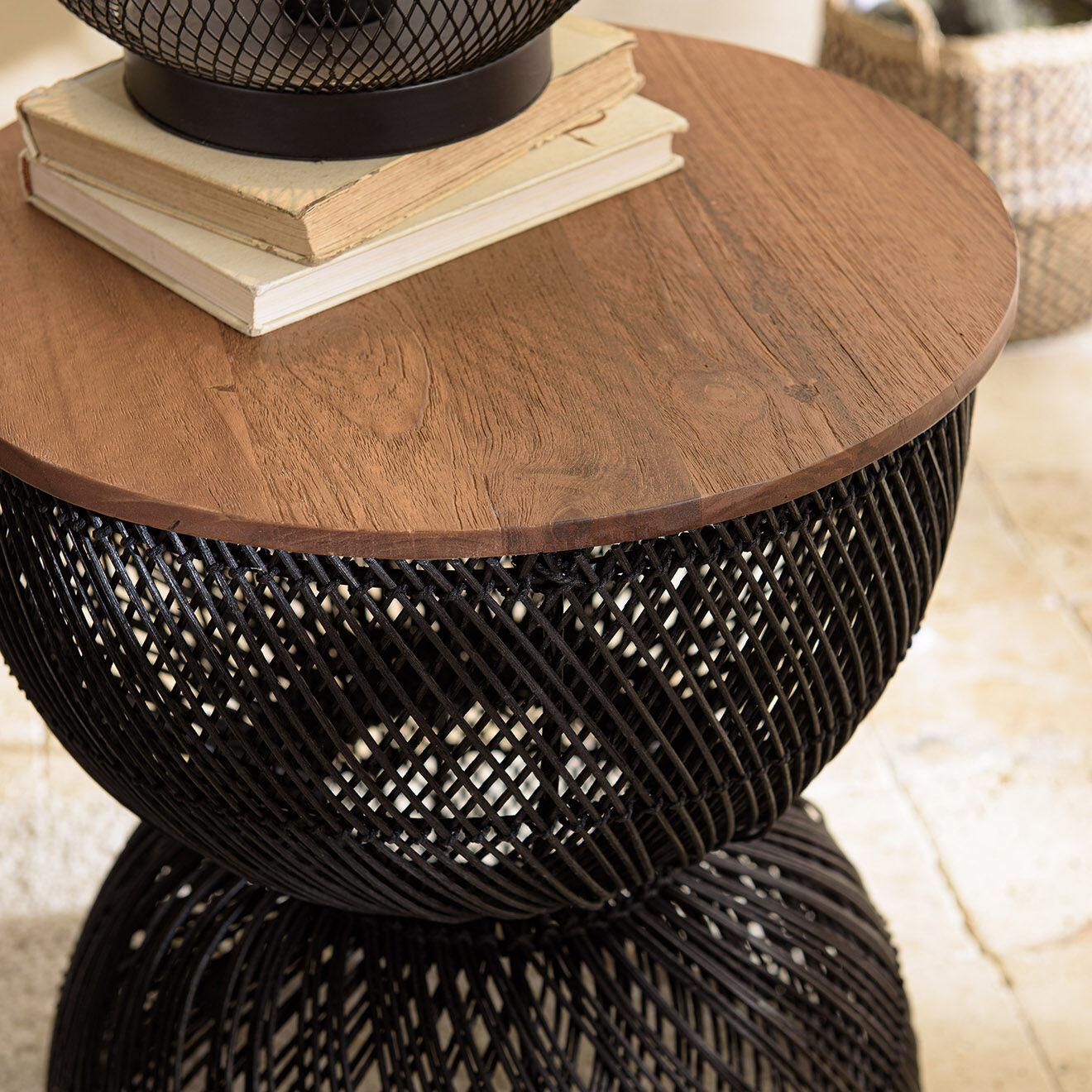 Macabane Table d'appoint en rotin noir plateau en bois de teck recyclé Sixtine bois/noir - 41x41x49 cm