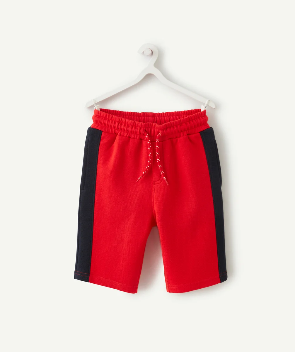 BERMUDA GARÇON EN COTON ROUGE AVEC BANDES BLEU MARINE
