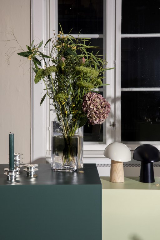 Fritz Hansen Night Owl tafellamp smokey wit gelakt essenhout
