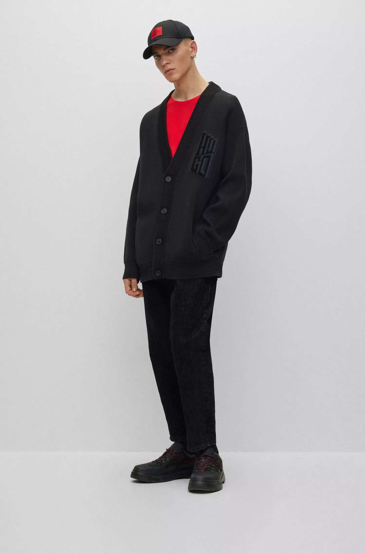 Cardigã HUGO vermelho em mistura de algodão, modelagem relaxada e com logo sobreposto.