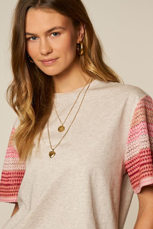 Beige T-shirt met roze gestreepte mouwen