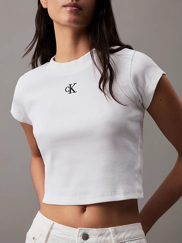 Camiseta cropped canelada de corte justo