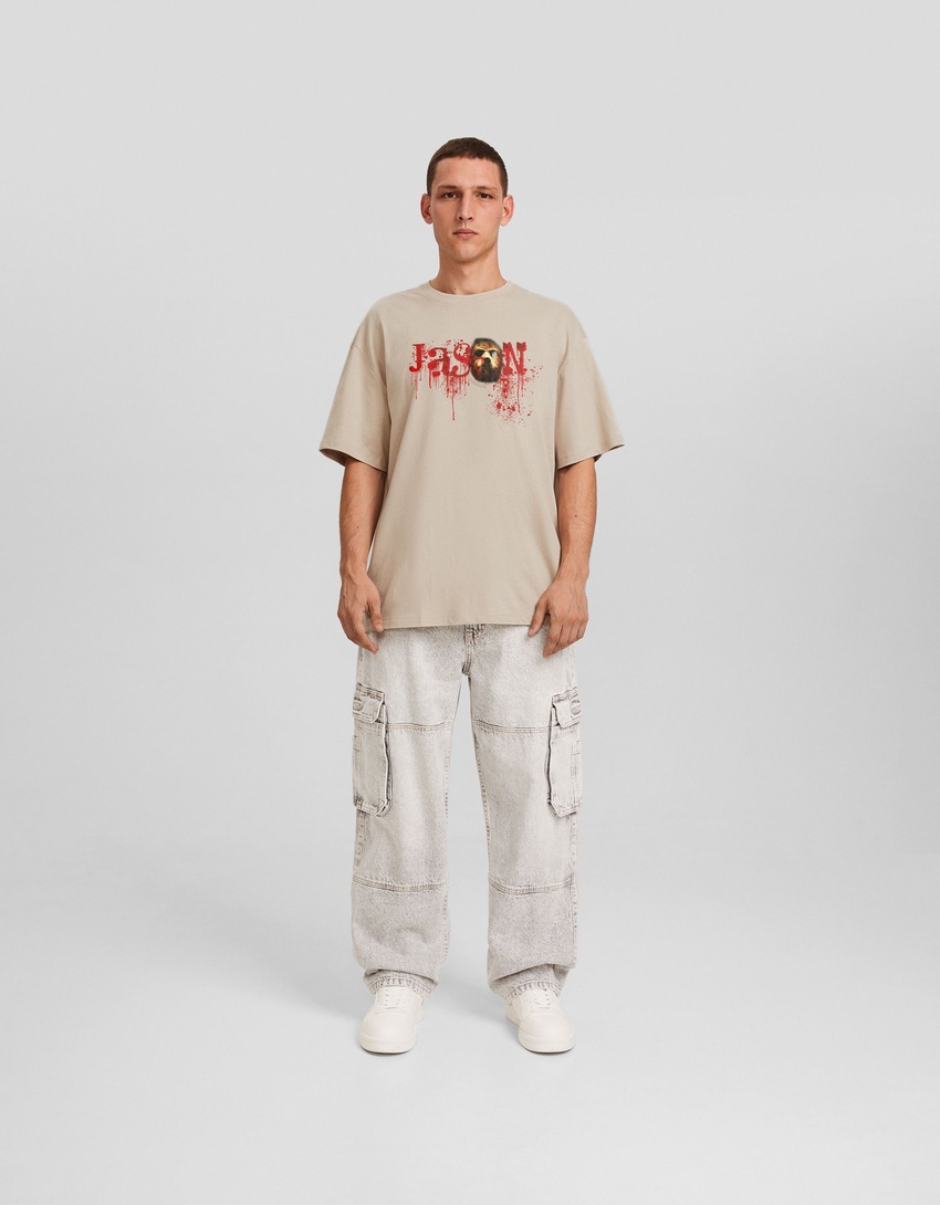 Camiseta de manga curta com estampa de Sexta-Feira 13 e modelagem quadrada.