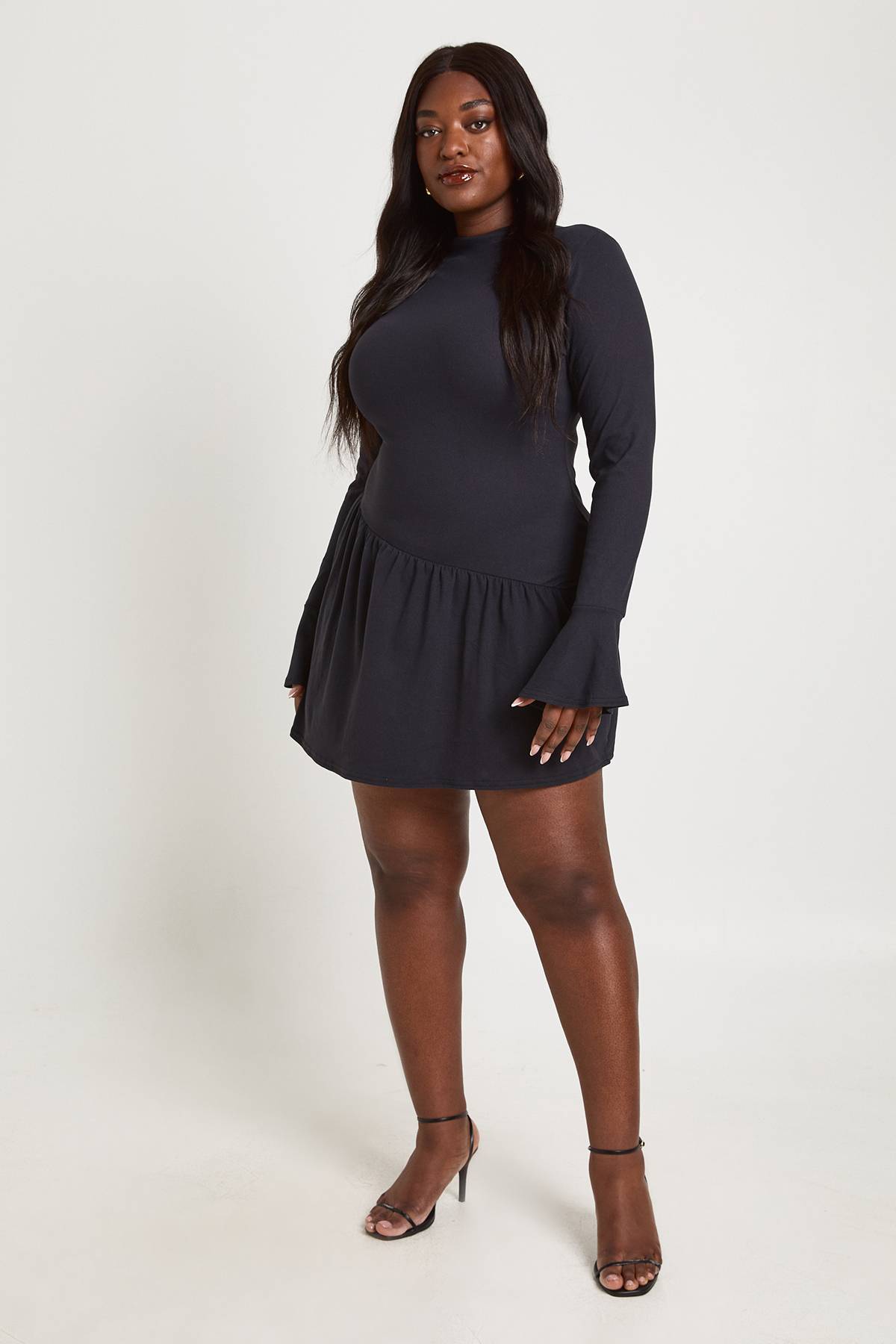 boohoo Robe patineuse super douce à manches évasées et ourlet tombant