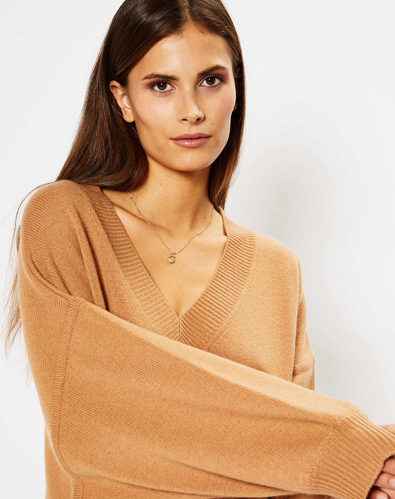 Galeries Lafayette Robe pull en Laine & Cachemire Divine col V camel