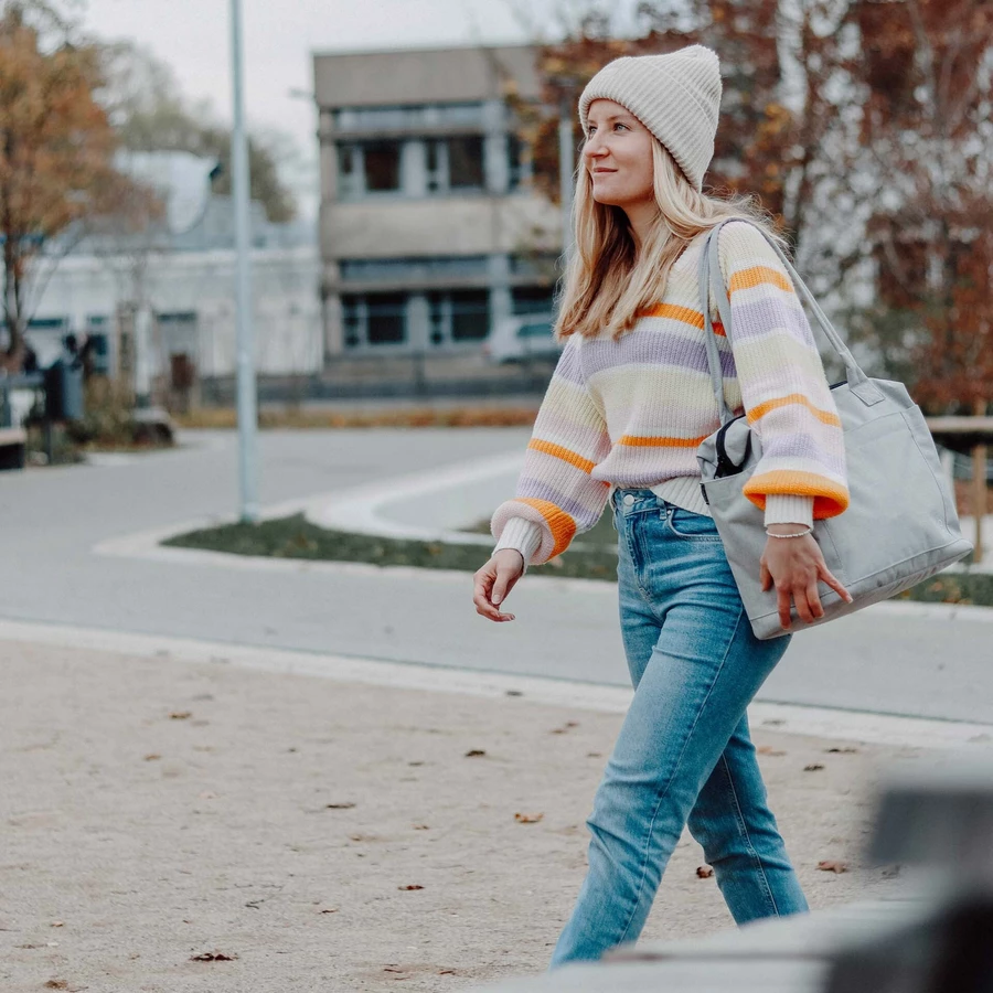 Anna und Oskar Faire Wickeltasche Greta aus recyceltem Material Hellgrau
