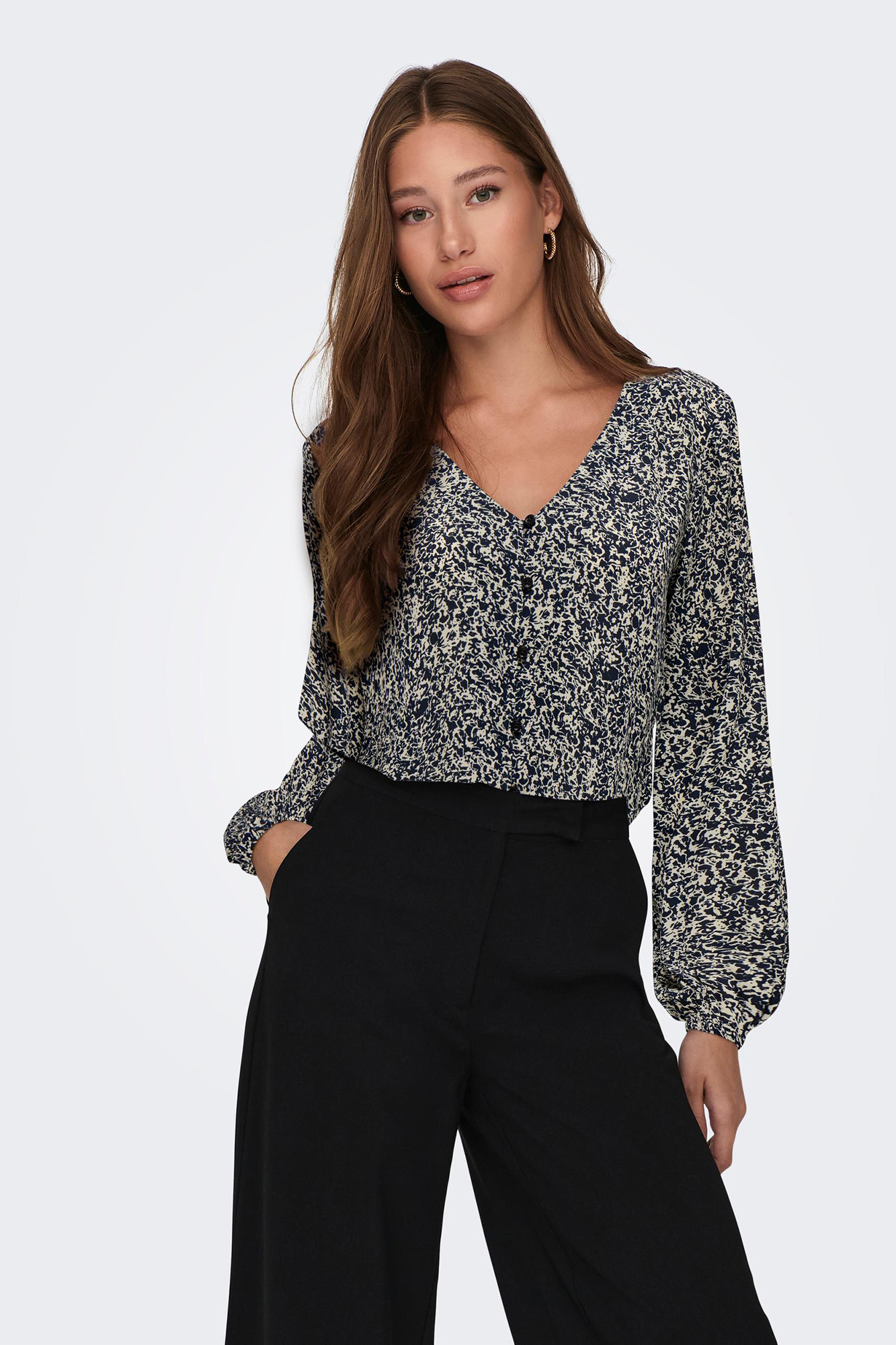 Camisa estampada com decote em V