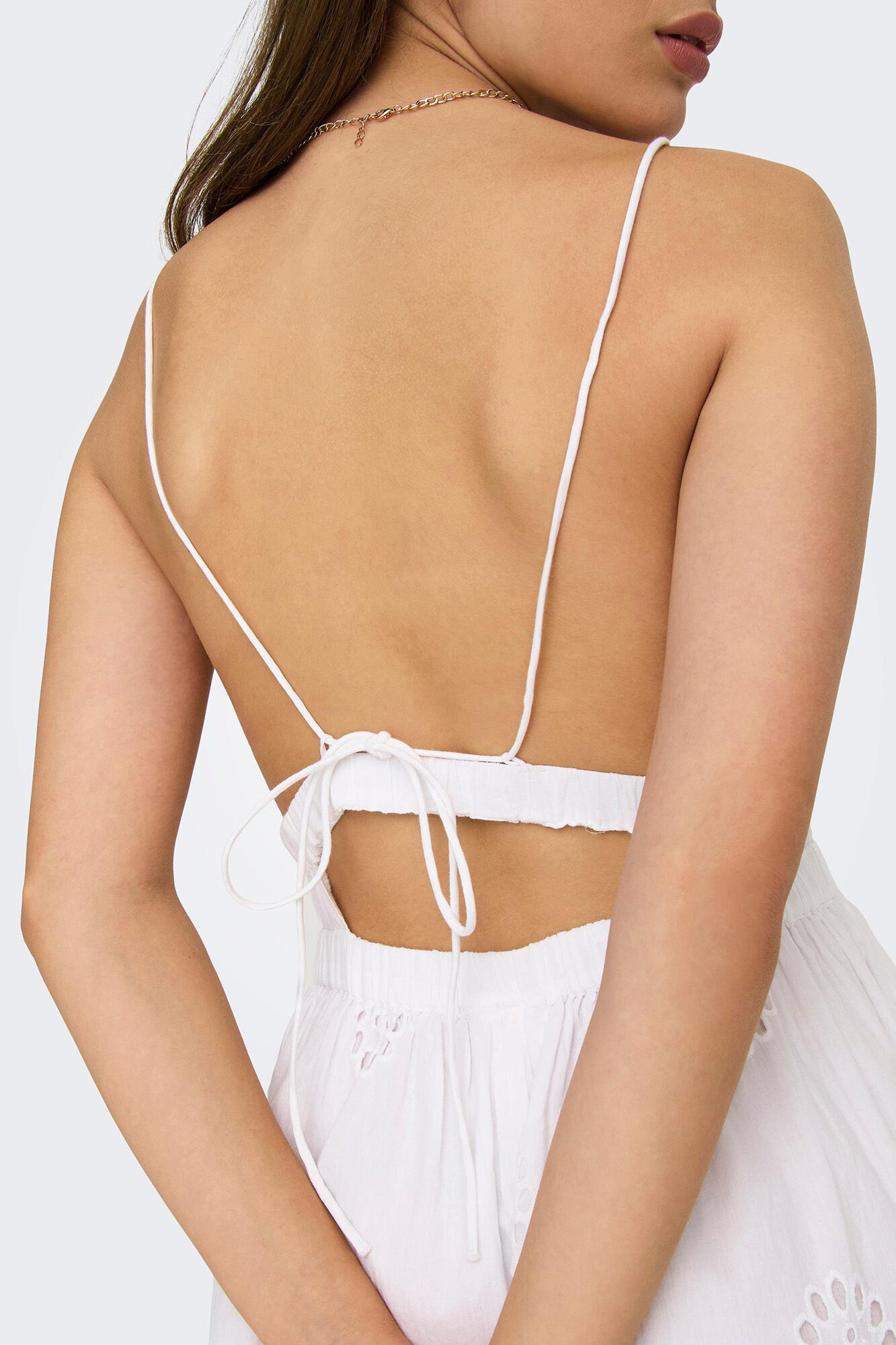 Vestido bordado e perfurado