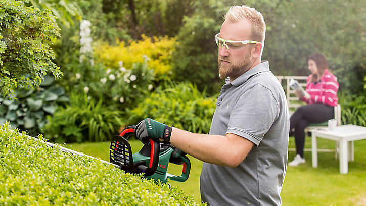 Taille-haie électrique Bosch Universal HedgeCut 60 - 480 W - Lame 60 cm - Capacité de coupe 30 mm