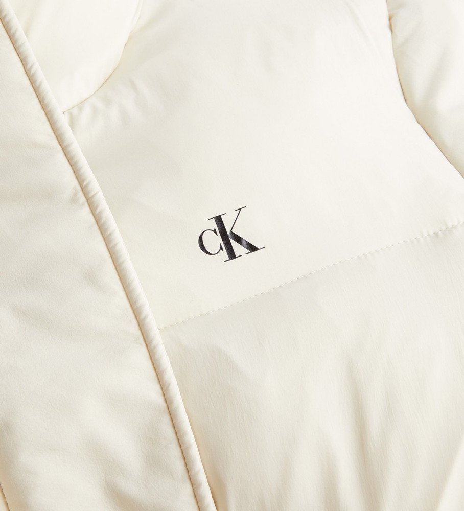 Casaco de penas Calvin Klein Jeans com cinto branco