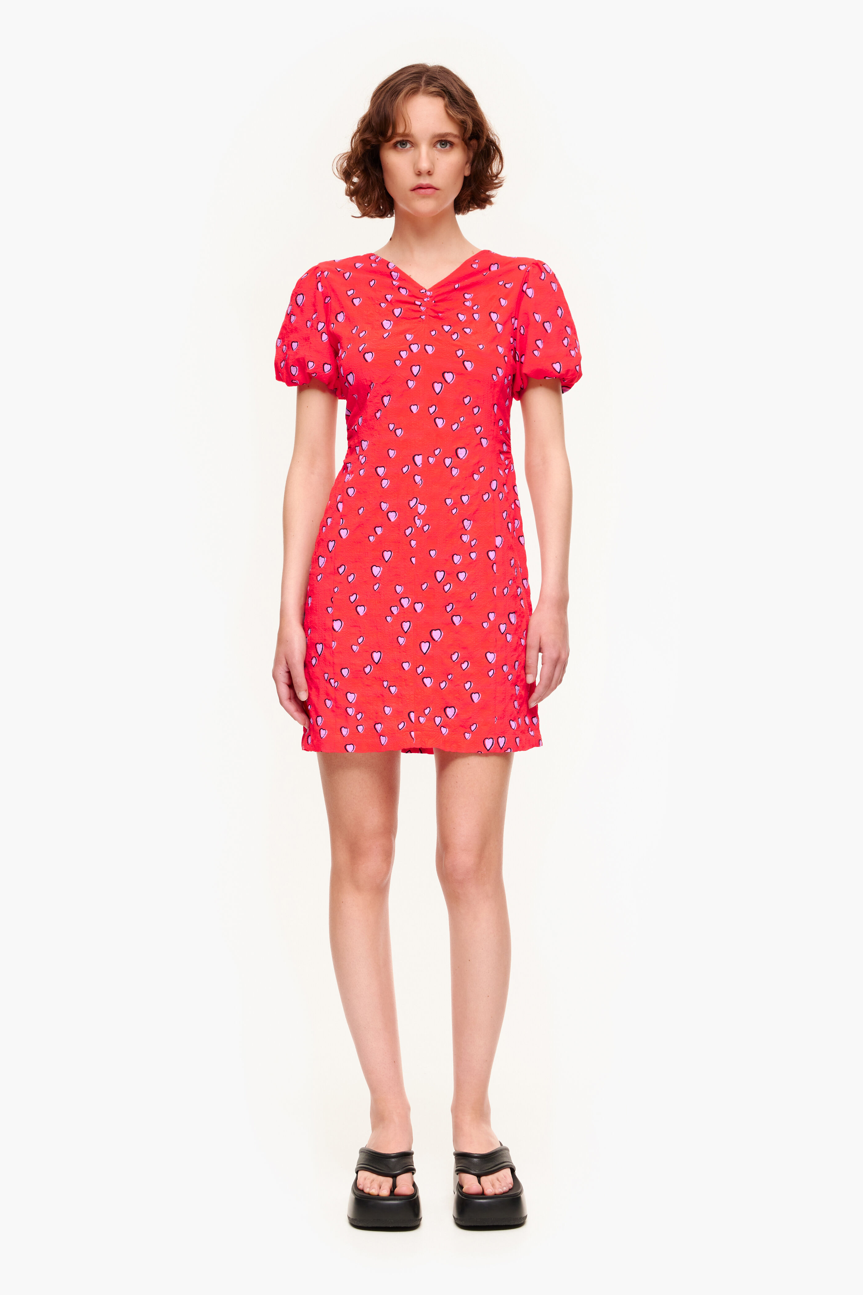 Vestido curto vermelho com estampa de corações pequenos
