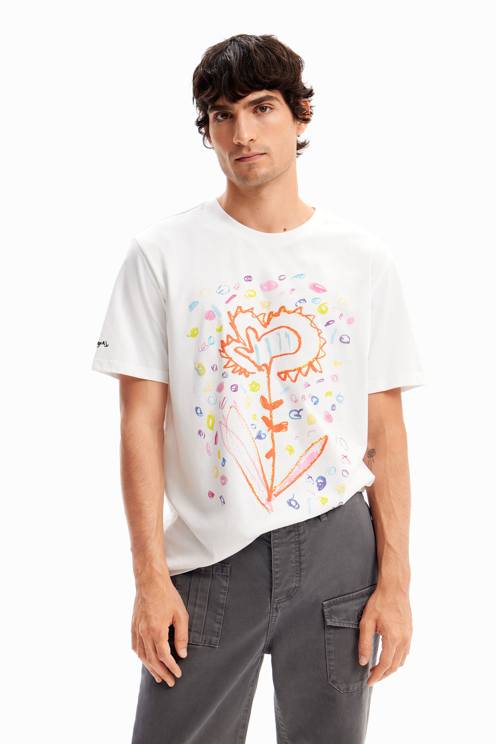 Camiseta artística floral descontraída