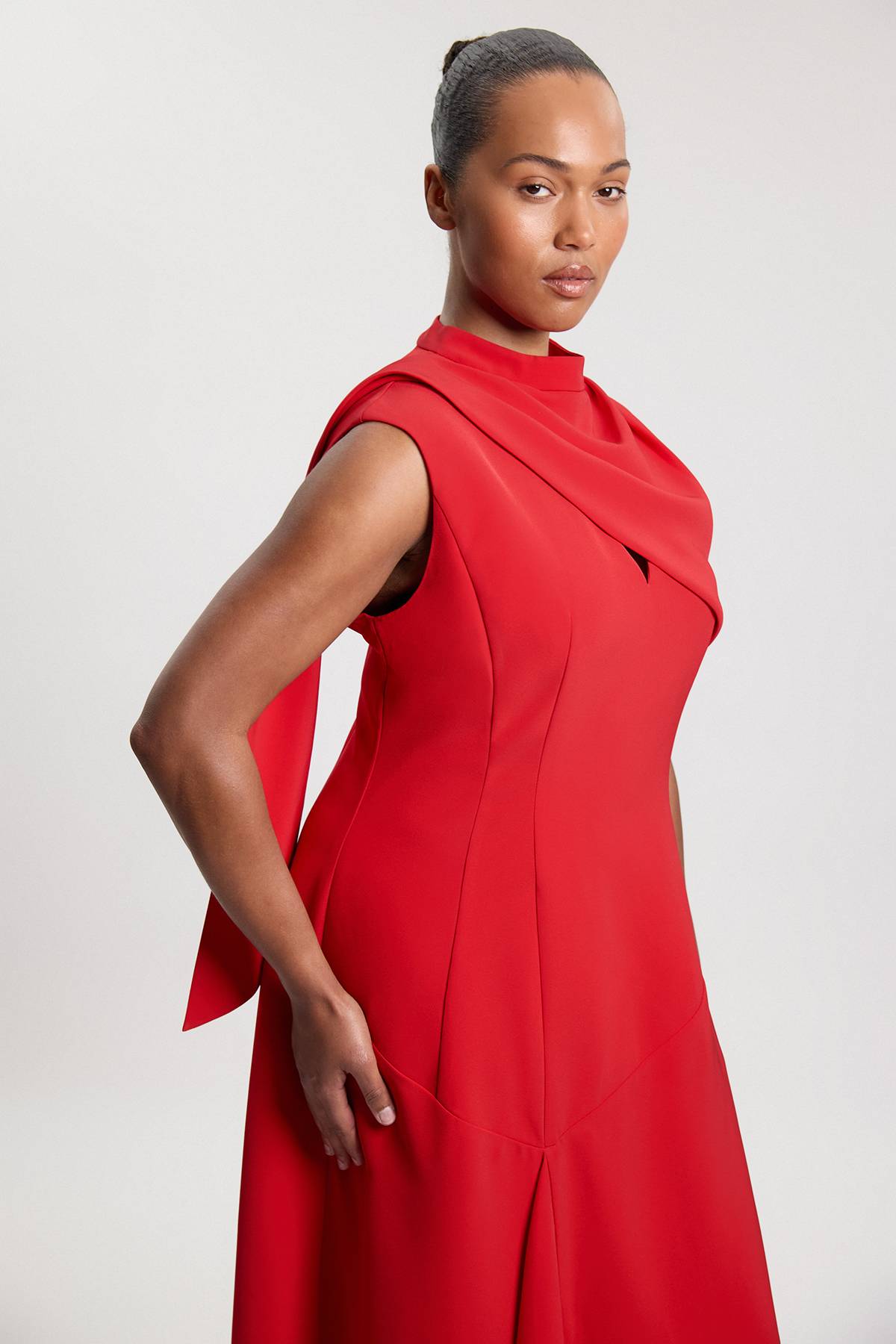 KarenMillen Robe Mi-longue Grande Taille En Crêpe Structuré Avec Cape Asymétrique Et Détail Col Drapé