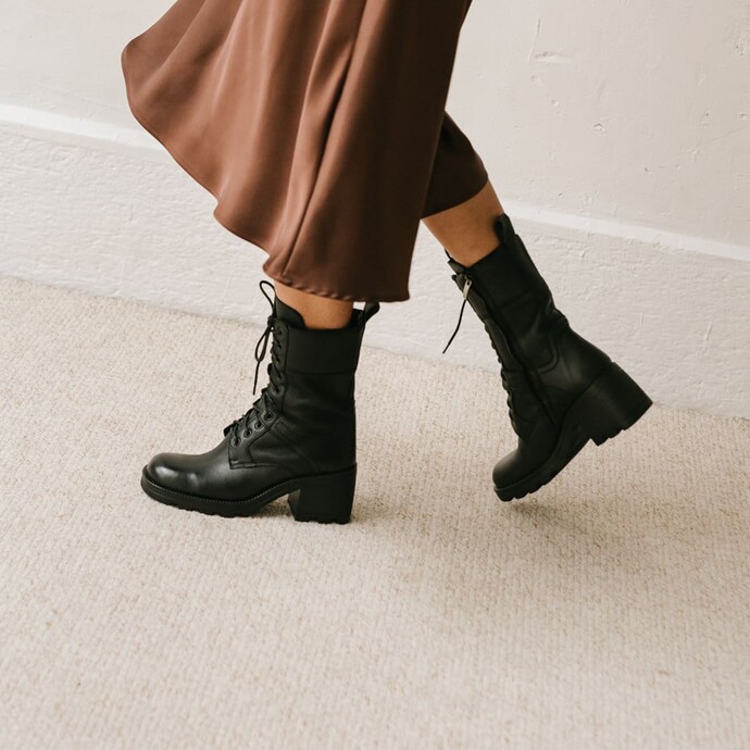 Boots à lacets, talons épais et semelles crantées  en cuir vieilli noir