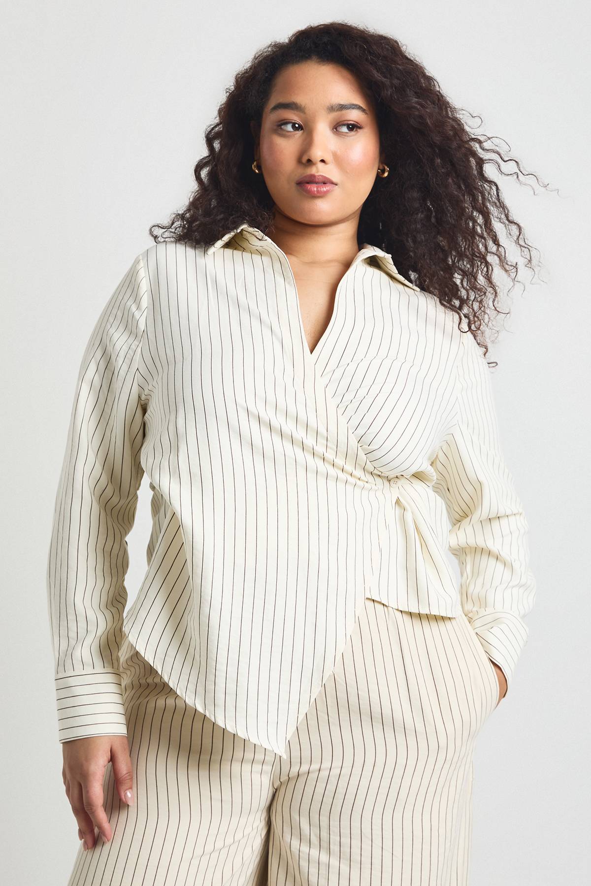 boohoo Chemise Cache-cœur À Rayures Pêche Grande Taille