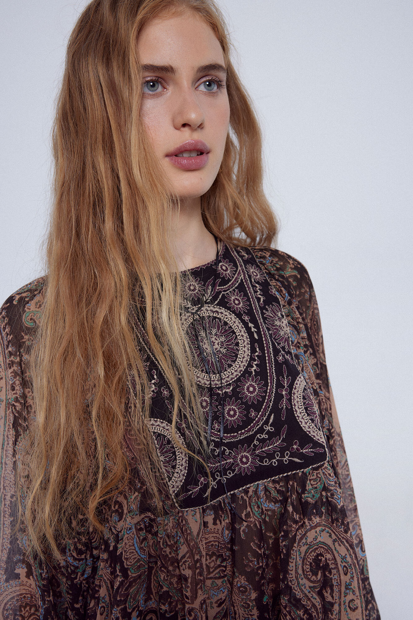 Blusa bordada e estampada