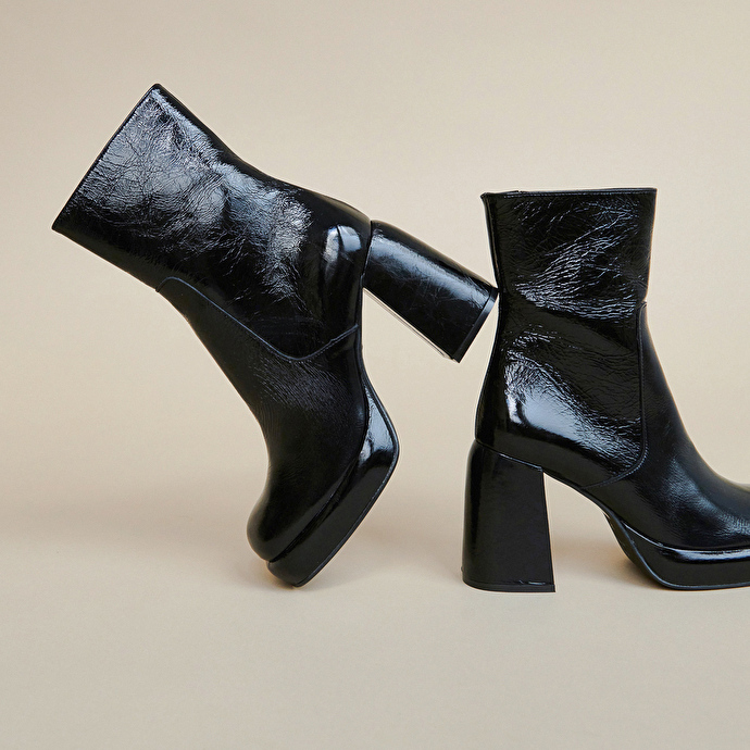 Boots à plateformes et bouts carrés  en cuir brillant noir