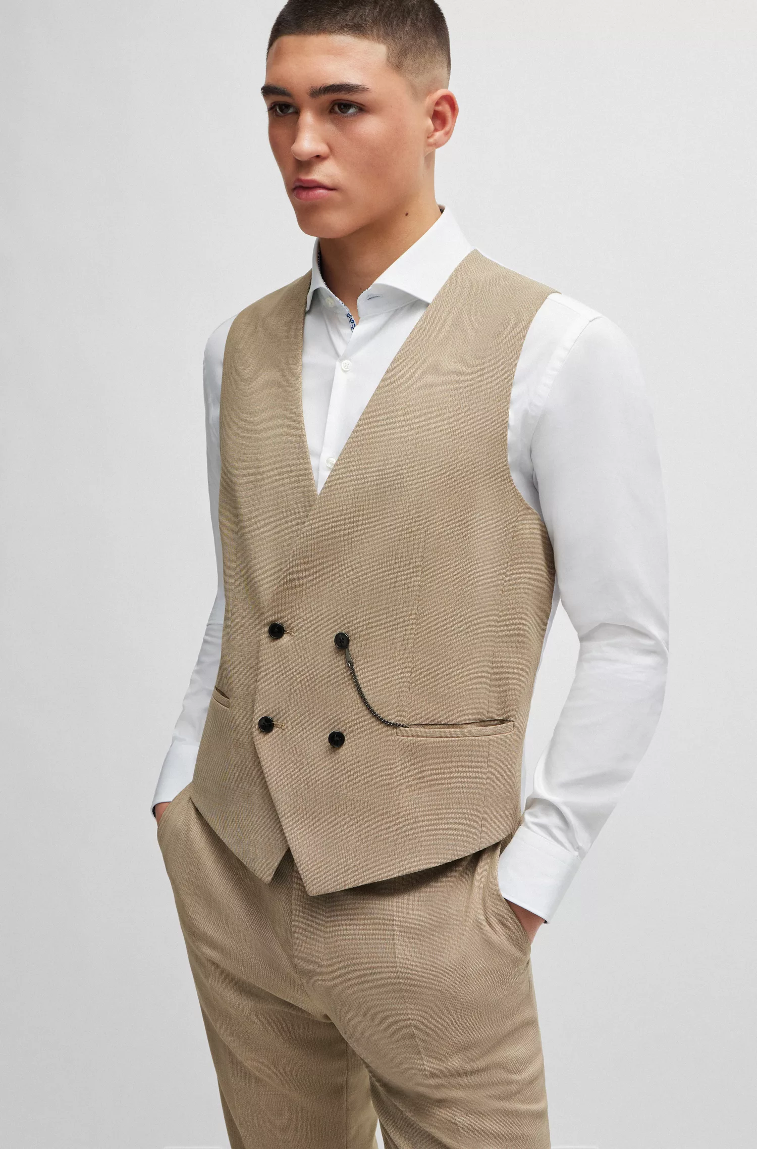 Terno HUGO vermelho de três peças, corte slim, em tecido elástico estampado.