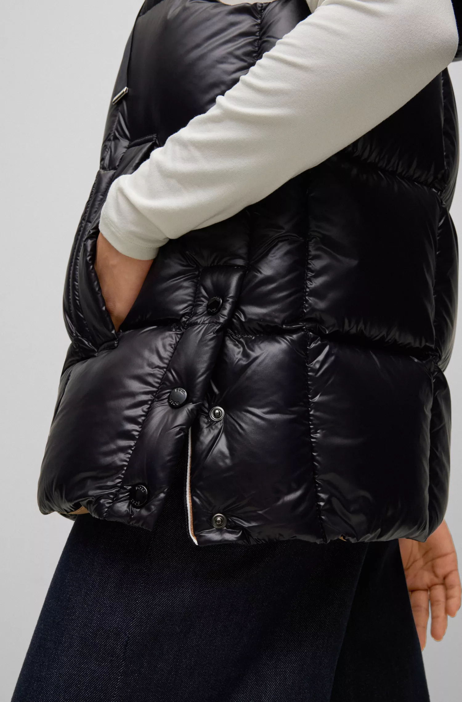 Colete preto impermeável BOSS com modelagem relaxada.