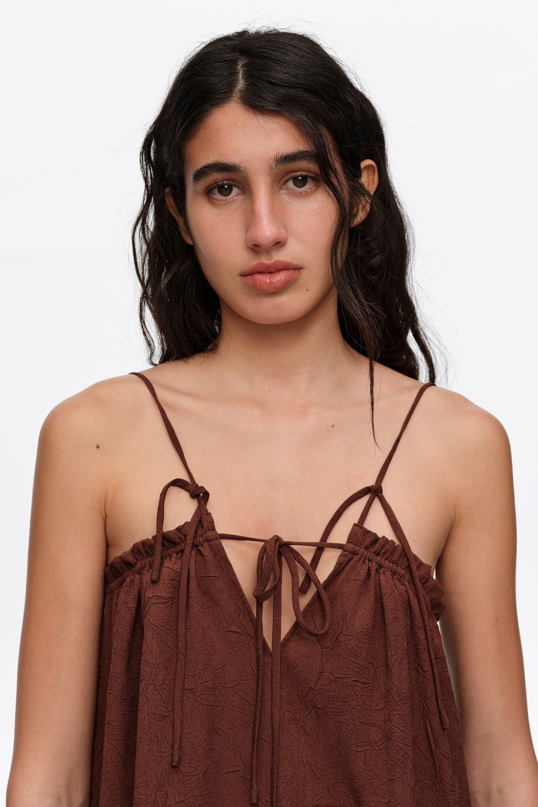 Vestido midi marrom com alças ajustáveis