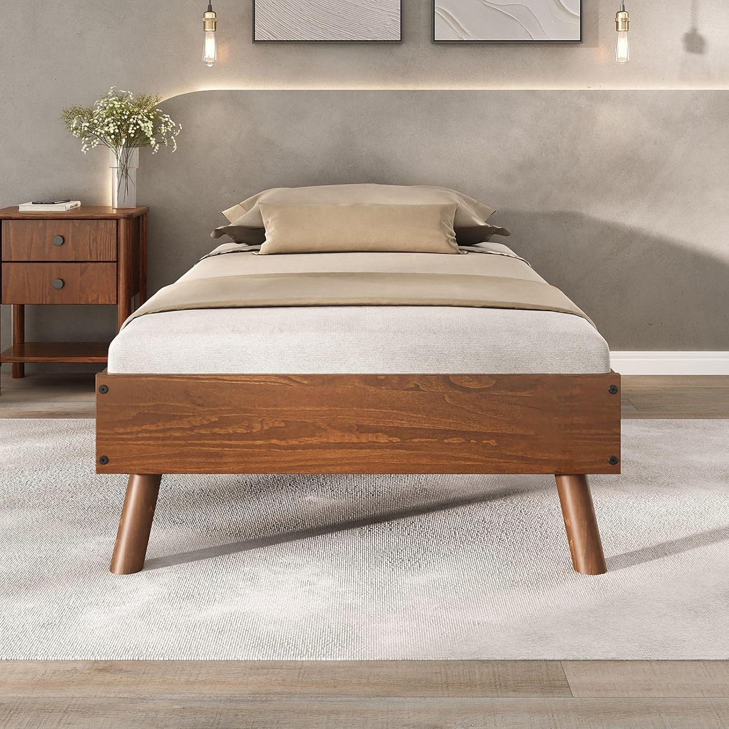IDIMEX Futonbett Karri aus Massivholz, 100 x 200 cm, Kastanie – Holzbett mit konischen Füßen, Einzelbett für Schlafzimmer, Massivholz-Bett mit niedriger Rahmenhöhe, Klassische Formgebung