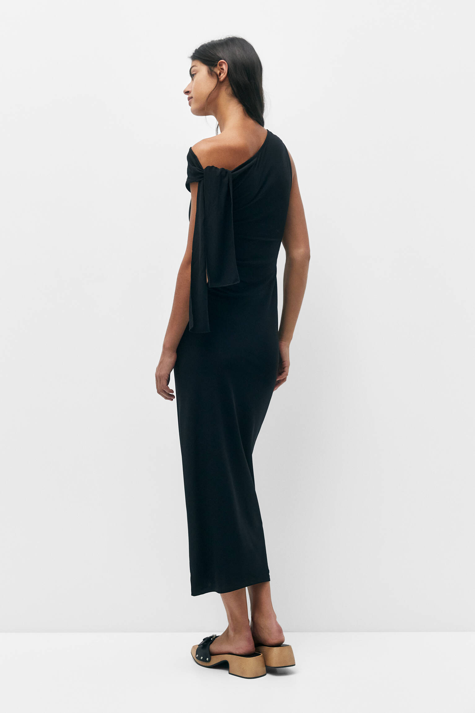 VESTIDO MIDI ASSIMÉTRICO COM LAÇO - PRETO